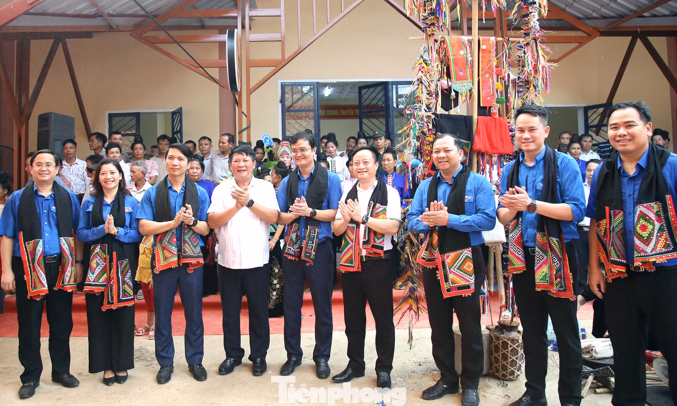 Các đại biểu và người dân trong ngày hội khánh thành Nhà Văn hóa cộng đồng dân tộc La Ha tại Bản Hiên. Ảnh: Lâm Đăng Hải