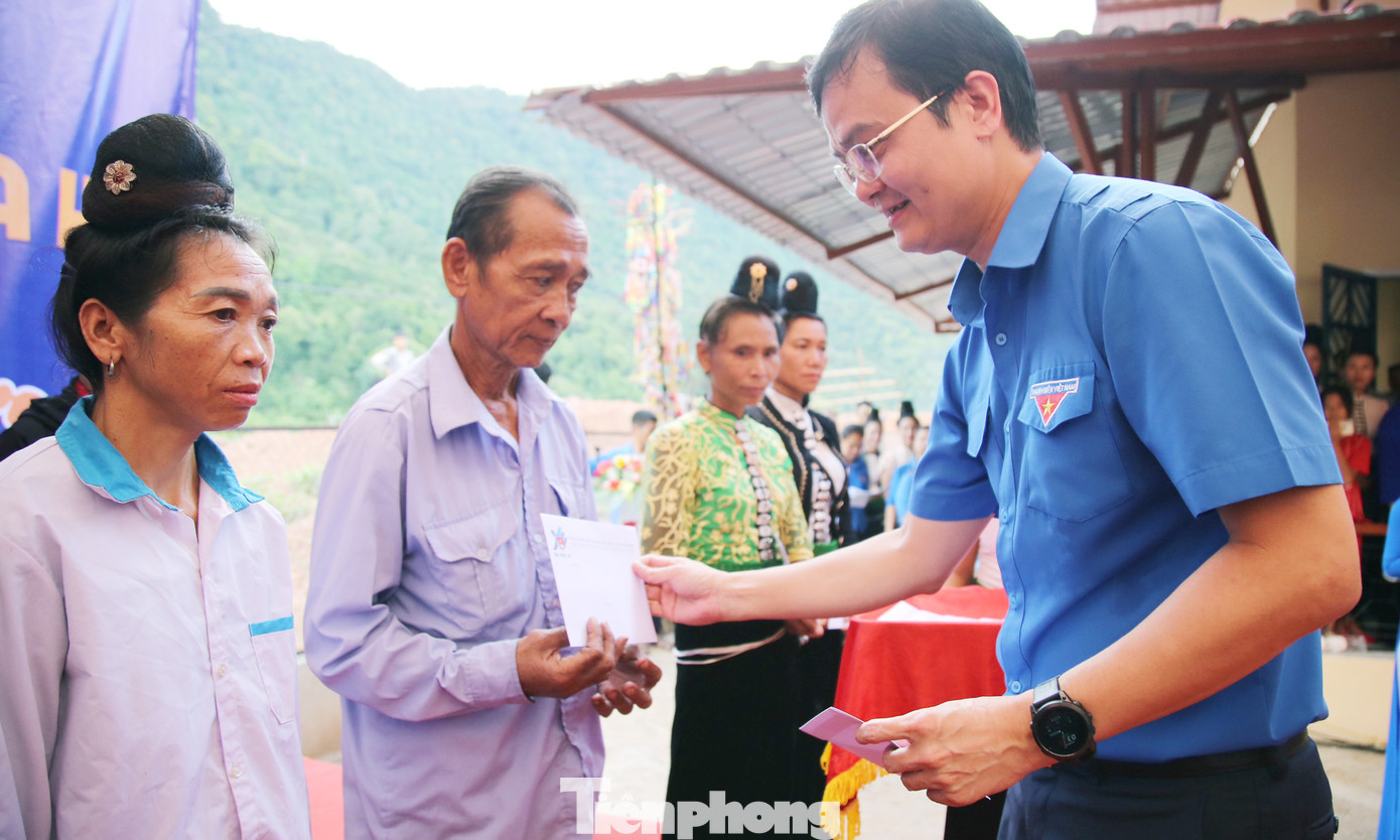Anh Bùi Quang Huy trao tặng các phần quà tới hộ dân trong chương trình. Ảnh: Lâm Đăng Hải
