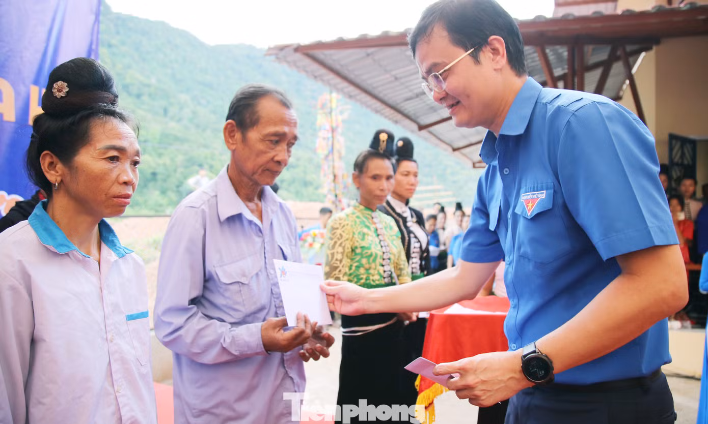 Anh Bùi Quang Huy trao tặng các phần quà tới hộ dân trong chương trình. Ảnh: Lâm Đăng Hải