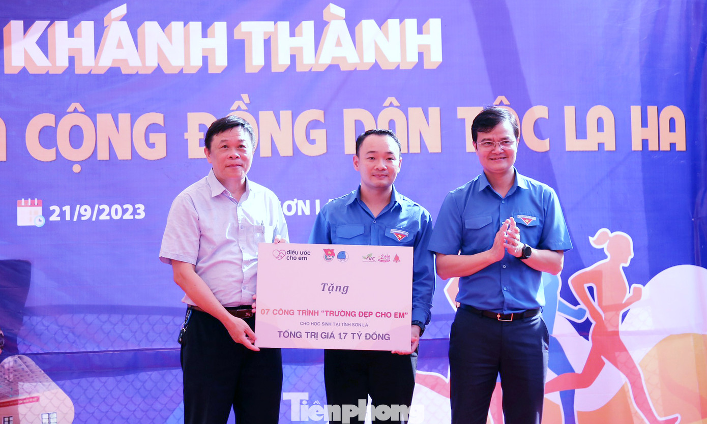Nhiều công trình, quà tặng được trao tặng trong chương trình. Ảnh: Lâm Đăng Hải