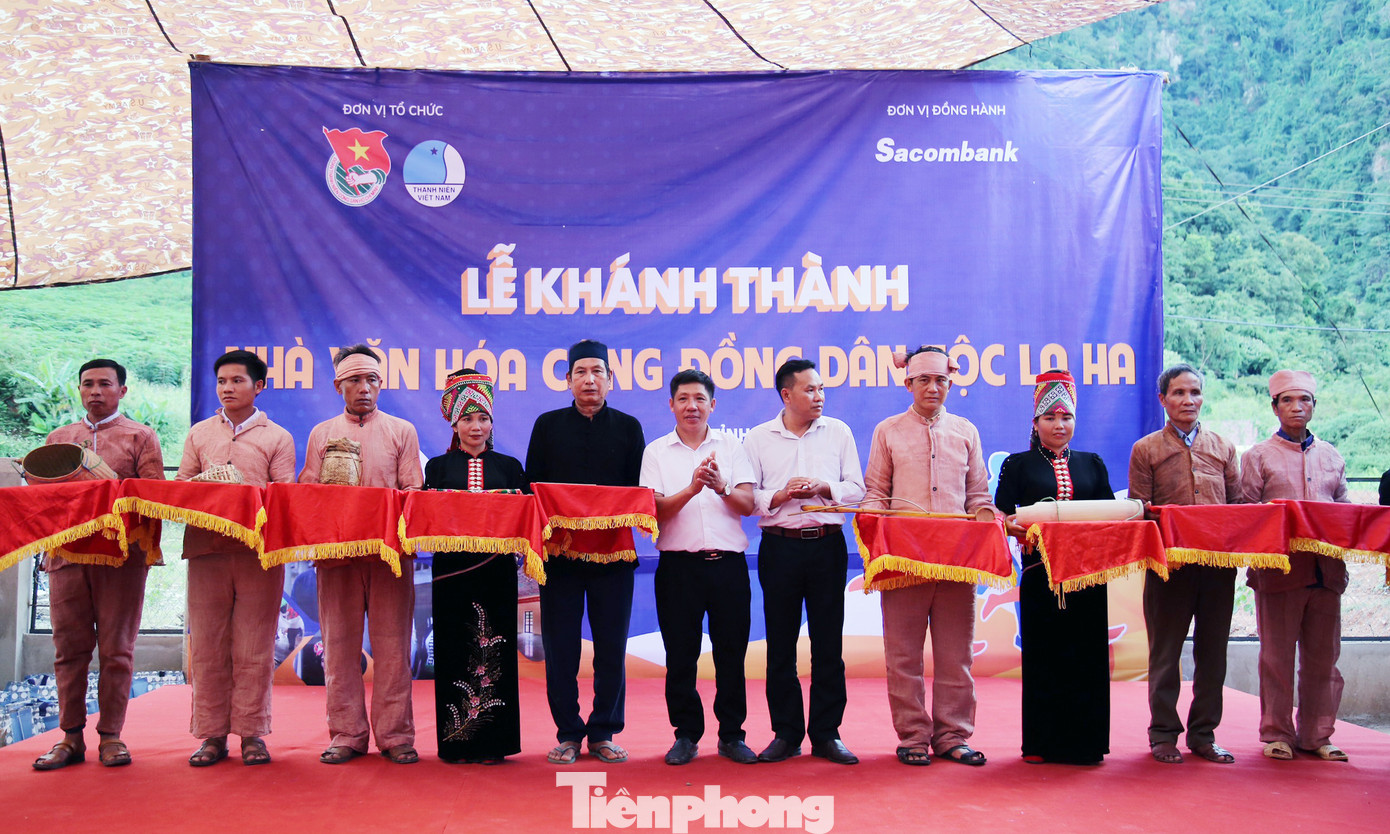 Nhiều hoạt động văn hóa, tình nguyện đã diễn ra tại Nhà Văn hóa cộng đồng dân tộc La Ha. Ảnh: Lâm Đăng Hải