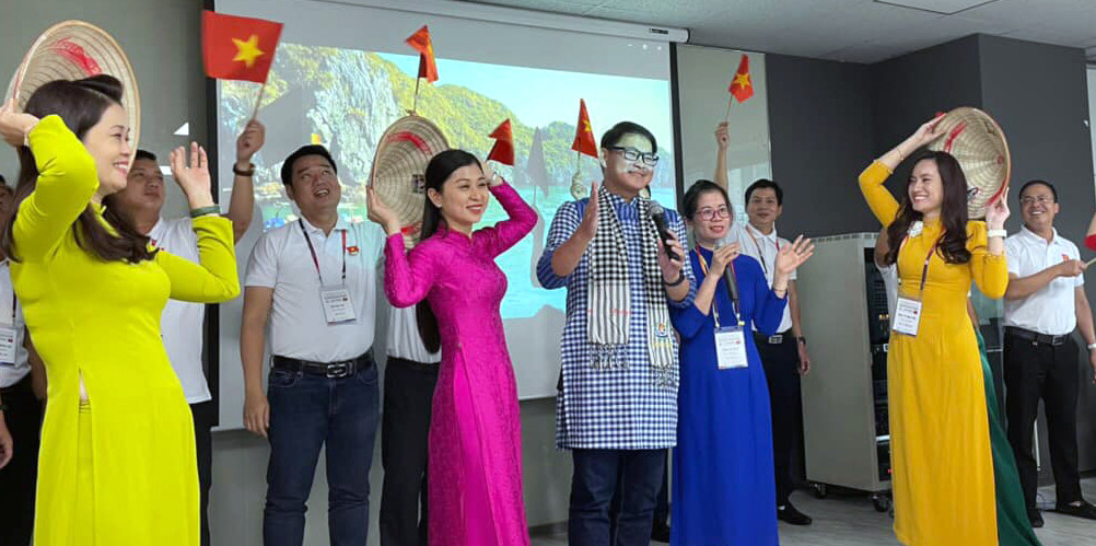 Đại biểu thanh niên Việt Nam trình diễn tiết mục văn nghệ trong chương trình giao lưu văn hóa, văn nghệ giữa thanh niên Việt Nam và thanh niên Hàn Quốc tại Thủ đô Seoul. Ảnh: BTC