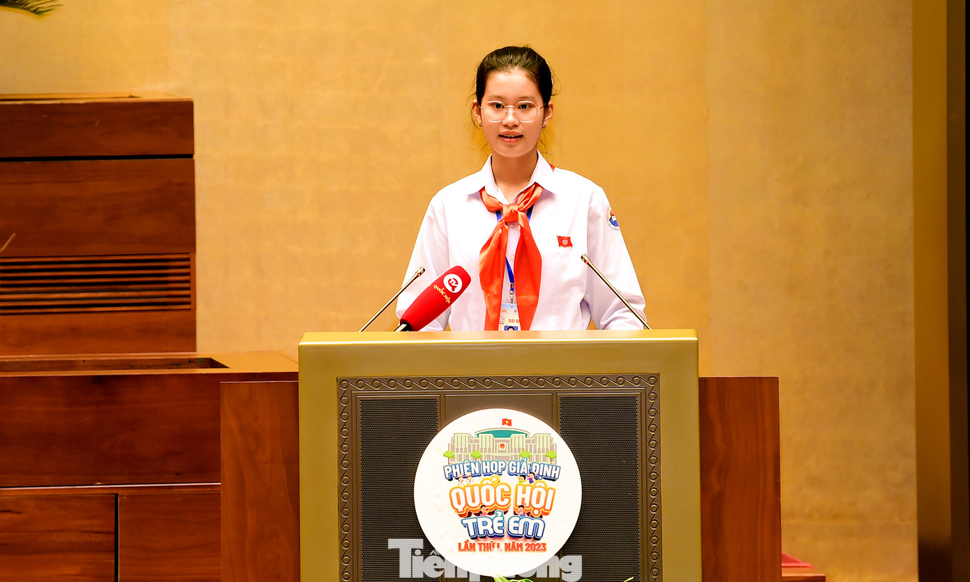 Em Đặng Cát Tiên vào vai Chủ tịch “Quốc hội trẻ em” phát biểu trong phiên họp. Ảnh: Xuân Tùng