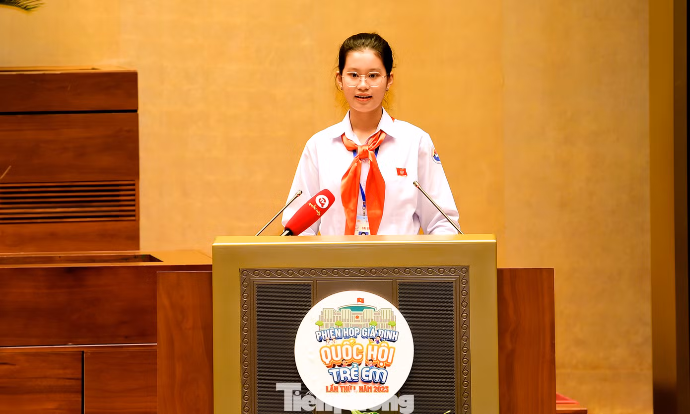 Đặng Cát Tiên, Chủ tịch "Quốc hội trẻ em" phát biểu tại phiên toàn thể. Ảnh: Xuân Tùng Đặng Cát Tiên, Chủ tịch "Quốc hội trẻ em" phát biểu tại phiên toàn thể. Ảnh: Xuân Tùng