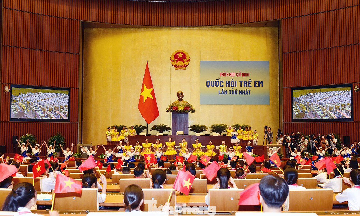 Văn nghệ khai mạc chương trình. Ảnh: Xuân Tùng