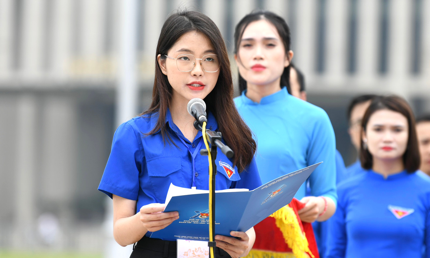 Đại biểu Nguyễn Thị Châu Anh phát biểu báo công. Đại biểu Nguyễn Thị Châu Anh phát biểu báo công.