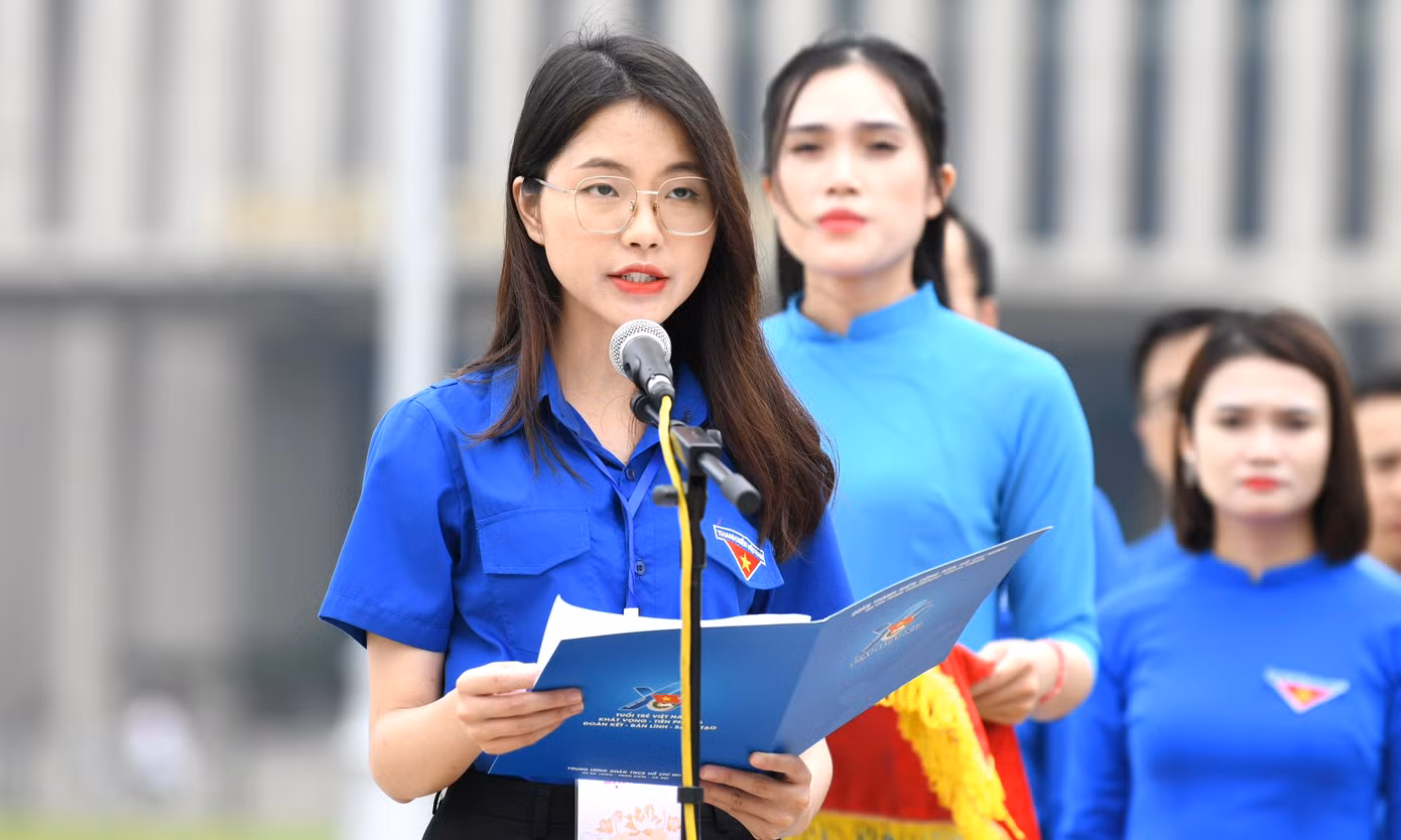 Đại biểu Nguyễn Thị Châu Anh phát biểu báo công. Đại biểu Nguyễn Thị Châu Anh phát biểu báo công.