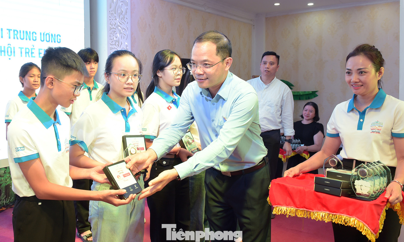 Ông Đinh Công Sỹ trao quà tặng đại biểu thiếu nhi tham dự Phiên họp. Ảnh: Xuân Tùng