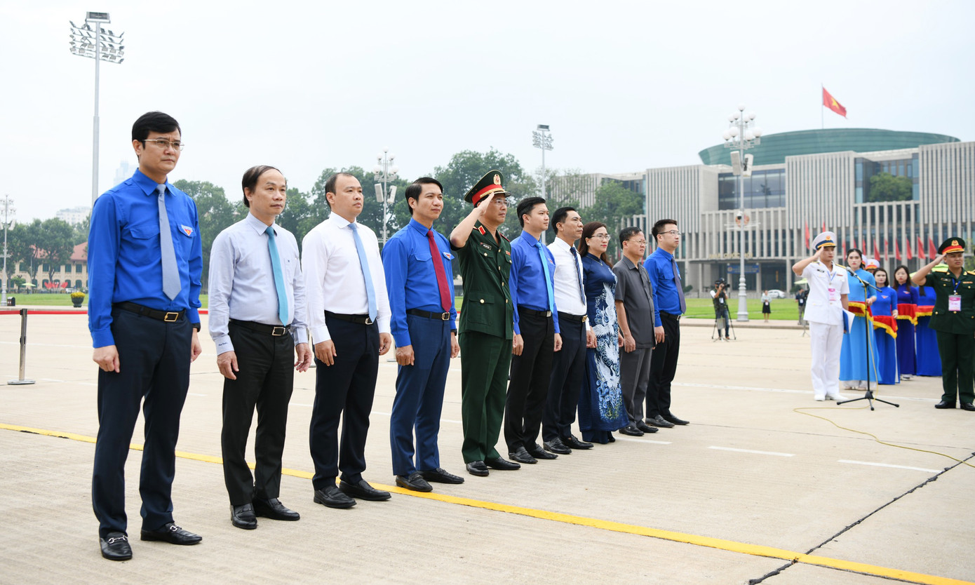 Các đại biểu tham dự lễ báo công. Các đại biểu tham dự lễ báo công.