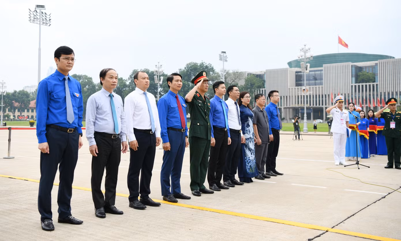 Các đại biểu tham dự lễ báo công. Các đại biểu tham dự lễ báo công.