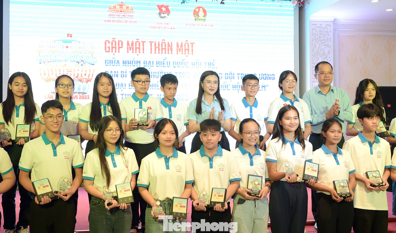 Phó Chủ tịch thường trực Nhóm đại biểu Quốc hội trẻ Đinh Công Sỹ và Bí thư T.Ư Đoàn Nguyễn Phạm Duy Trang tặng quà các đại biểu thiếu nhi. Ảnh: Xuân Tùng