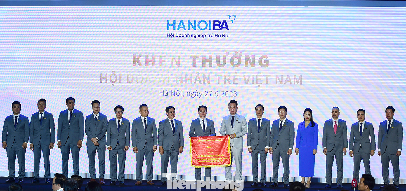 Anh Đặng Hồng Anh - Chủ tịch T.Ư Hội Doanh nhân trẻ Việt Nam trao khen thưởng Hội Doanh nghiệp trẻ Hà Nội. Anh Đặng Hồng Anh - Chủ tịch T.Ư Hội Doanh nhân trẻ Việt Nam trao khen thưởng Hội Doanh nghiệp trẻ Hà Nội.