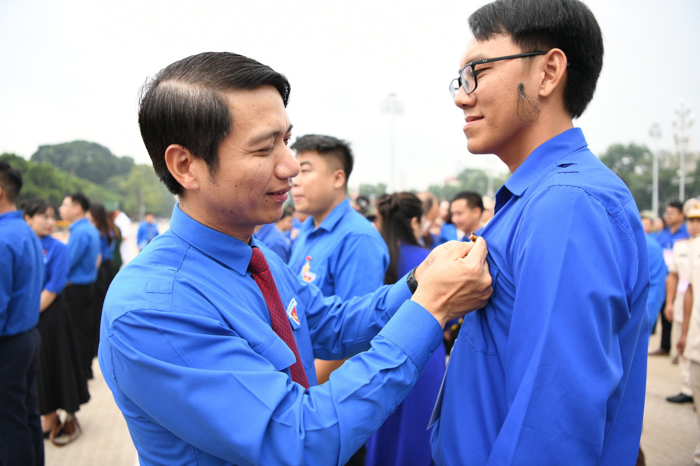 Anh Nguyễn Ngọc Lương - Bí thư thường trực T.Ư Đoàn, Chủ tịch T.Ư Hội LHTN Việt Nam trao Huy hiệu Thanh niên tiên tiến làm theo lời Bác cho gương tiêu biểu. Anh Nguyễn Ngọc Lương - Bí thư thường trực T.Ư Đoàn, Chủ tịch T.Ư Hội LHTN Việt Nam trao Huy hiệu Thanh niên tiên tiến làm theo lời Bác cho gương tiêu biểu.