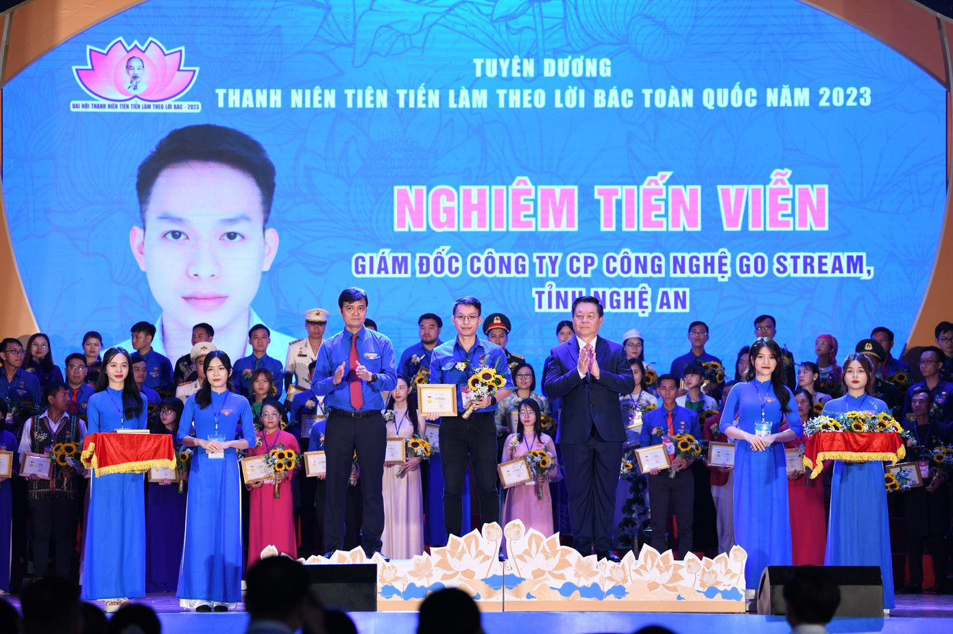 Tại chương trình, Ban Tổ chức tuyên dương 75 đại biểu xuất sắc đại diện cho các Tỉnh, Thành Đoàn, Đoàn trực thuộc. Đây là những bạn trẻ tiêu biểu trong các lĩnh vực lao động, học tập, rèn luyện, thể hiện nghị lực, bản lĩnh, tài năng và nhân cách của một thanh niên đã biết sống xứng đáng với truyền thống của dân tộc, xứng với sự kỳ vọng của Bác Hồ kính yêu. Trong ảnh, Bí thư T.Ư Đảng, Trưởng Ban Tuyên giáo T.Ư Nguyễn Trọng Nghĩa và Bí thư thứ nhất T.Ư Đoàn Bùi Quang Huy trao khen thưởng các gương thanh niên tiên tiến làm theo lời Bác toàn quốc năm 2023.