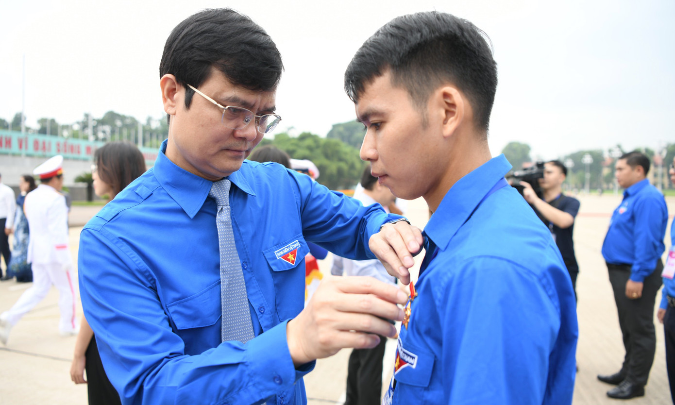 Anh Bùi Quang Huy - Ủy viên dự khuyết T.Ư Đảng, Bí thư thứ nhất T.Ư Đoàn trao Huy hiệu Thanh niên tiên tiến làm theo lời Bác cho gương tiêu biểu. Anh Bùi Quang Huy - Ủy viên dự khuyết T.Ư Đảng, Bí thư thứ nhất T.Ư Đoàn trao Huy hiệu Thanh niên tiên tiến làm theo lời Bác cho gương tiêu biểu.