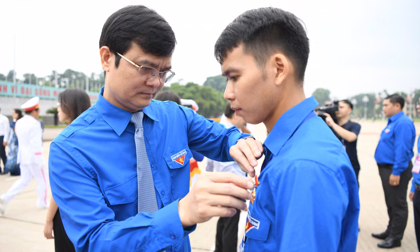 Anh Bùi Quang Huy - Ủy viên dự khuyết T.Ư Đảng, Bí thư thứ nhất T.Ư Đoàn trao Huy hiệu Thanh niên tiên tiến làm theo lời Bác cho gương tiêu biểu. Anh Bùi Quang Huy - Ủy viên dự khuyết T.Ư Đảng, Bí thư thứ nhất T.Ư Đoàn trao Huy hiệu Thanh niên tiên tiến làm theo lời Bác cho gương tiêu biểu.