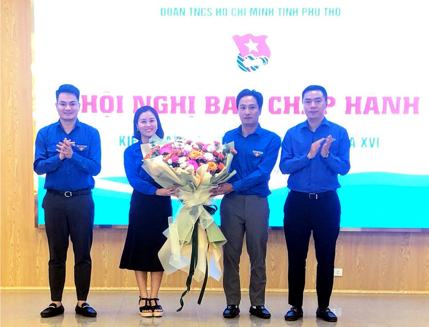 Bí thư Tỉnh Đoàn Phú Thọ Bùi Đức Giang tặng hoa chúc mừng tân Phó Bí thư Đinh Thị Tuyết Mai. Ảnh: TĐPT