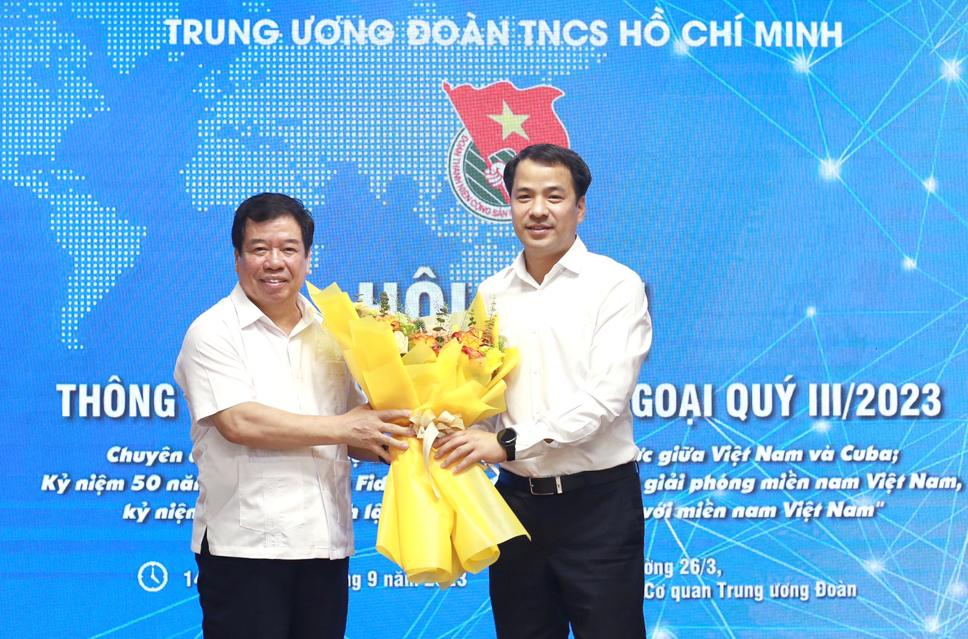 Anh Ngô Văn Cương tặng hoa PGS.TS. Nguyễn Viết Thảo. Anh Ngô Văn Cương tặng hoa PGS.TS. Nguyễn Viết Thảo.