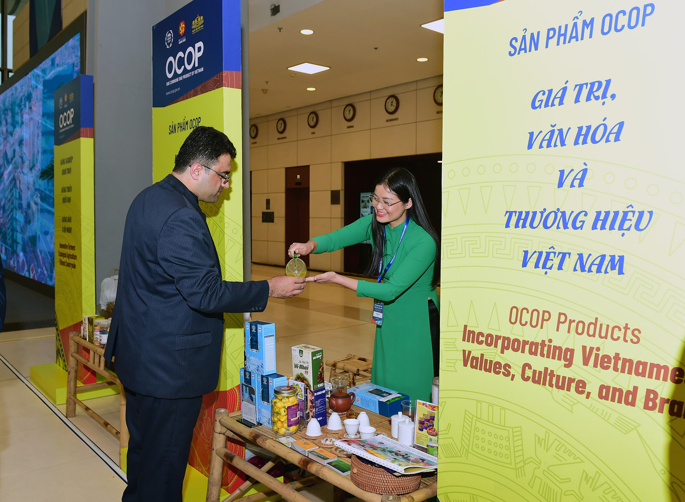 Đại biểu, nghị sĩ trong nước và quốc tế tham quan, thưởng thức và trải nghiệm các sản phẩm tại triển lãm. Ảnh: Xuân Tùng Đại biểu, nghị sĩ trong nước và quốc tế tham quan, thưởng thức và trải nghiệm các sản phẩm tại triển lãm. Ảnh: Xuân Tùng