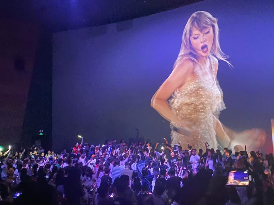 Taylor Swift: The Eras Tour trở thành kỉ niệm đáng nhớ đối với người hâm mộ. Taylor Swift: The Eras Tour trở thành kỉ niệm đáng nhớ đối với người hâm mộ.