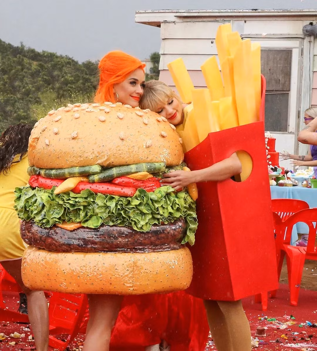 Katy Perry và Taylor Swift xuất hiện chung trong MV You Need To Calm Down. Katy Perry và Taylor Swift xuất hiện chung trong MV You Need To Calm Down.
