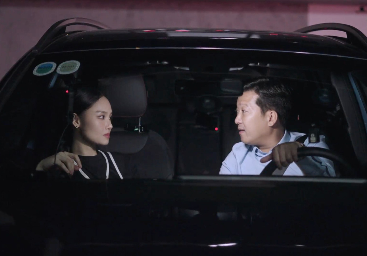 Trường Giang khẳng định: "Cô đơn là khi giữa hàng người nhưng mình lại không thể nắm tay một người". Trường Giang khẳng định: "Cô đơn là khi giữa hàng người nhưng mình lại không thể nắm tay một người".