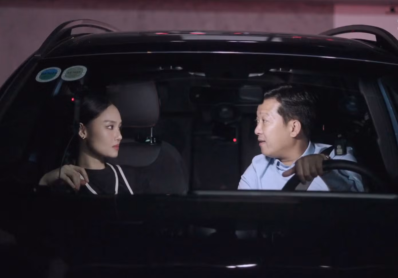 Trường Giang khẳng định: "Cô đơn là khi giữa hàng người nhưng mình lại không thể nắm tay một người". Trường Giang khẳng định: "Cô đơn là khi giữa hàng người nhưng mình lại không thể nắm tay một người".
