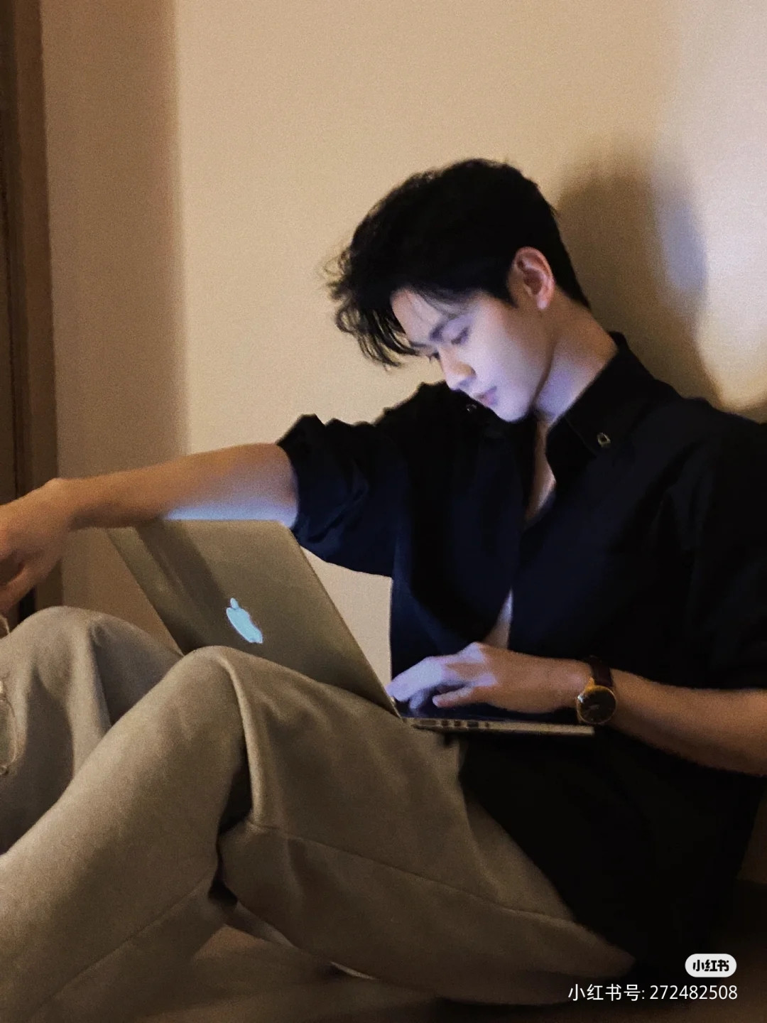 Vẻ đẹp trai vô tình gây rắc rối cho thầy giáo trẻ này. Nguồn: @nanxiao22668