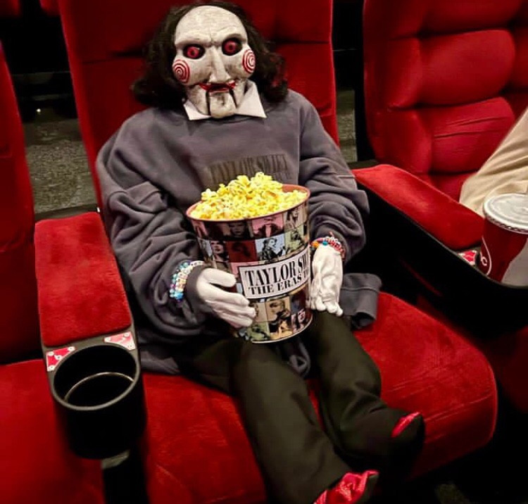 Vừa đỡ cô đơn vừa hòa mình cùng không khí Halloween. Vừa đỡ cô đơn vừa hòa mình cùng không khí Halloween.