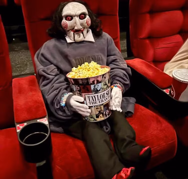 Vừa đỡ cô đơn vừa hòa mình cùng không khí Halloween.