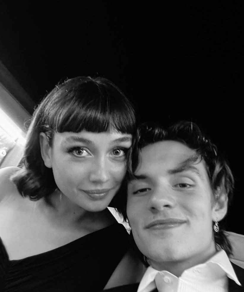 Trước Olivia Rodrigo, Louis Partridge được cho là đã có tình cảm với Sydney Chandler.