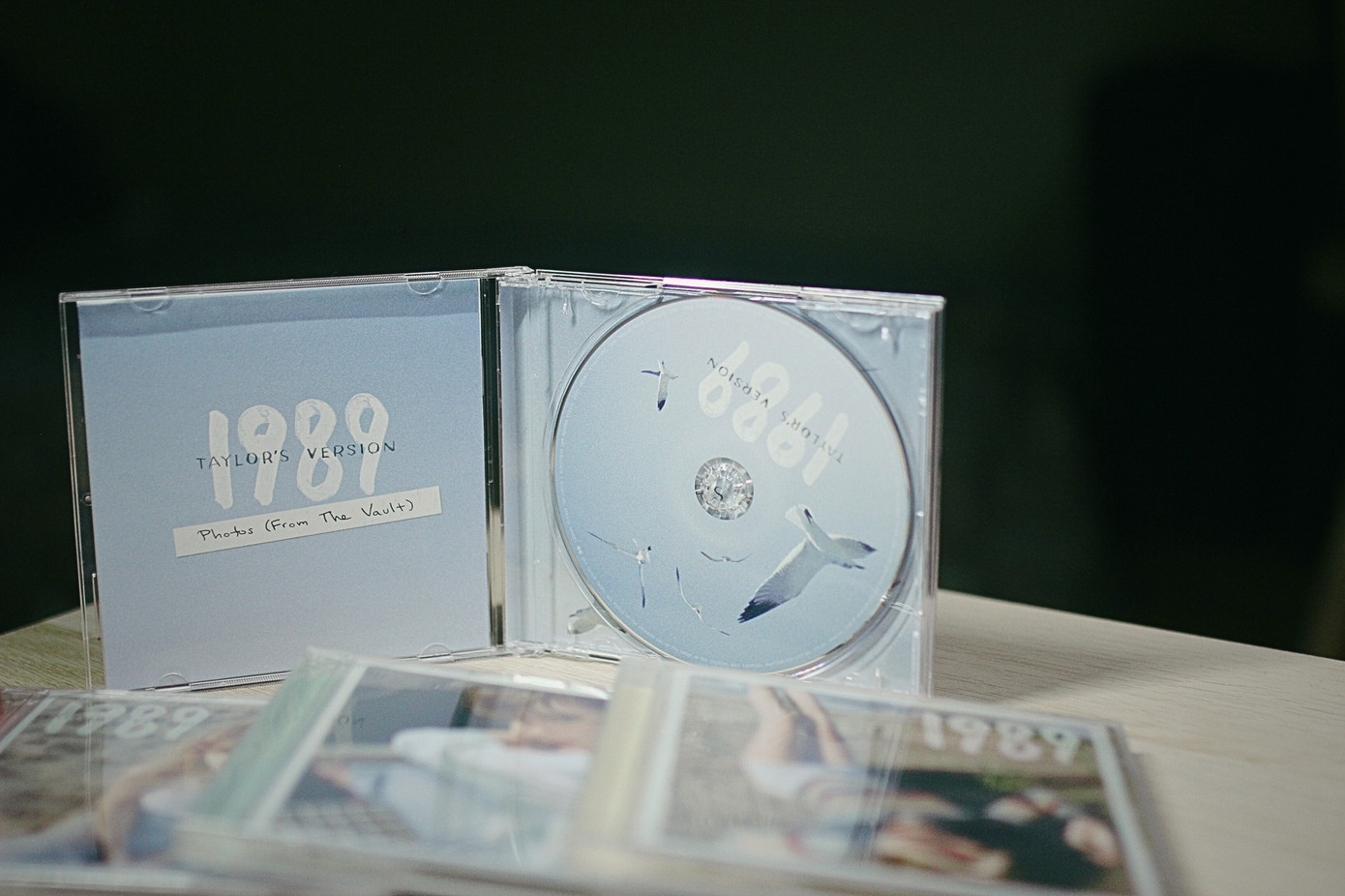 CD màu xanh da trời của album 1989 (Taylor Swift). Ảnh: Minh Đức. CD màu xanh da trời của album 1989 (Taylor Swift). Ảnh: Minh Đức.