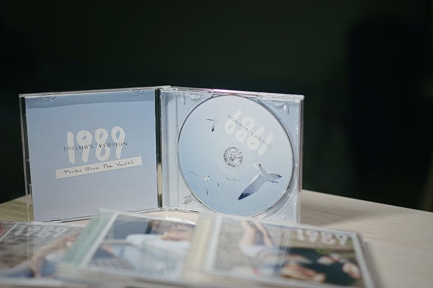 CD màu xanh da trời của album 1989 (Taylor Swift). Ảnh: Minh Đức.