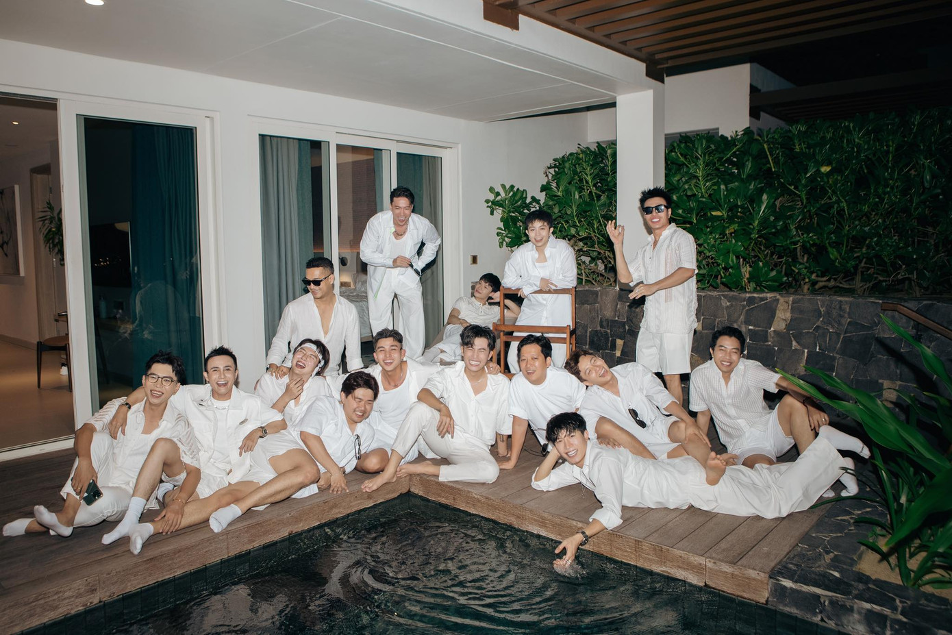 ... đến cả bể bơi. ... đến cả bể bơi.