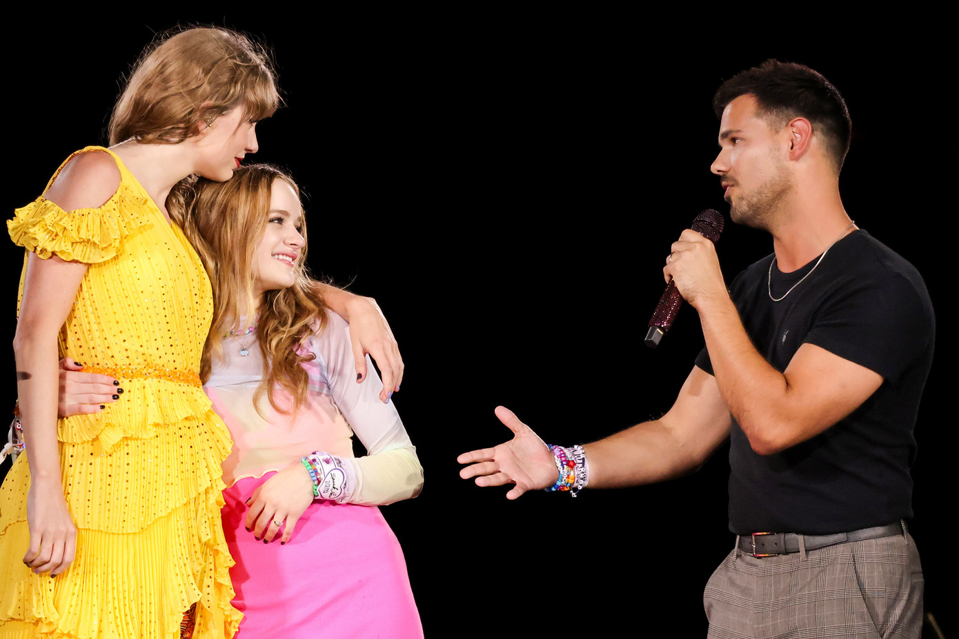 Taylor Lautner xuất hiện tại The Eras Tour cùng Joey King. Taylor Lautner xuất hiện tại The Eras Tour cùng Joey King.