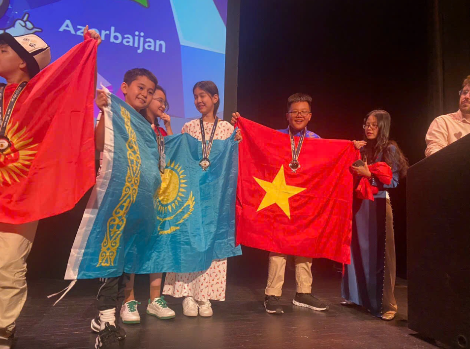 Gia Huy cùng các bạn bè quốc tế lên nhận giải thưởng Vòng Chung kết kỳ thi Olympic Toán học toàn cầu lần thứ 4. Ảnh: NVCC