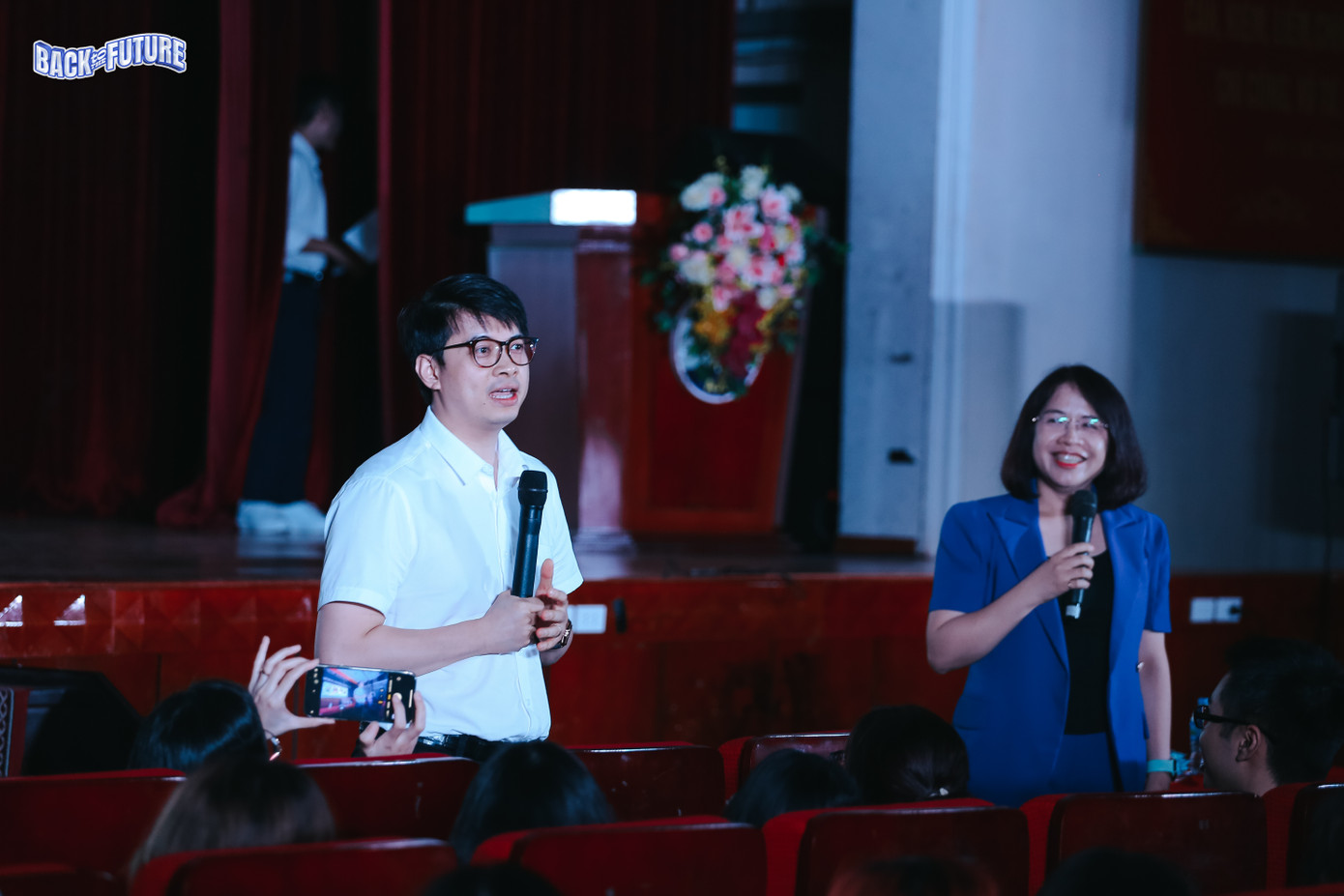 Thầy Tuấn Hà và cô Minh Hiền giao lưu cùng các bạn tân sinh viên K43.(Ảnh: BTC)