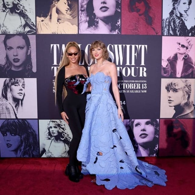 Beyoncé cùng Taylor Swift chụp ảnh kỷ niệm.