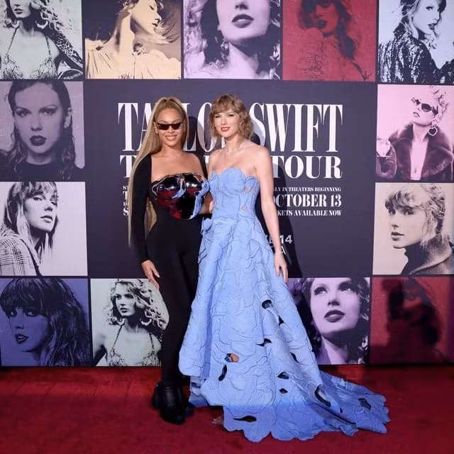 Beyoncé cùng Taylor Swift chụp ảnh kỷ niệm. Beyoncé cùng Taylor Swift chụp ảnh kỷ niệm.