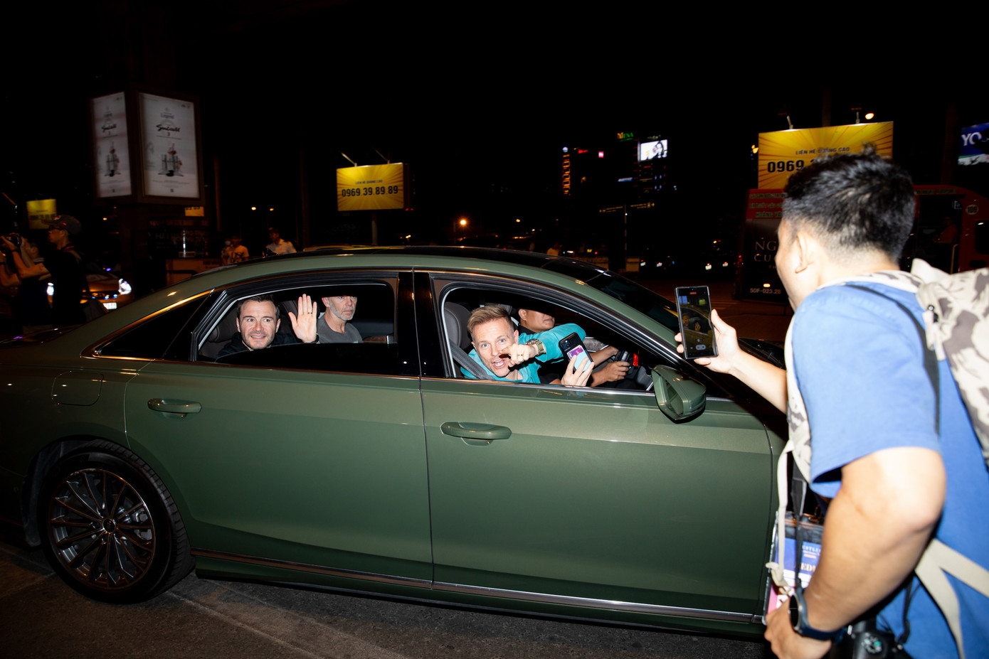 Westlife vẫy tay chào người hâm mộ trước khi về khách sạn nghỉ ngơi.