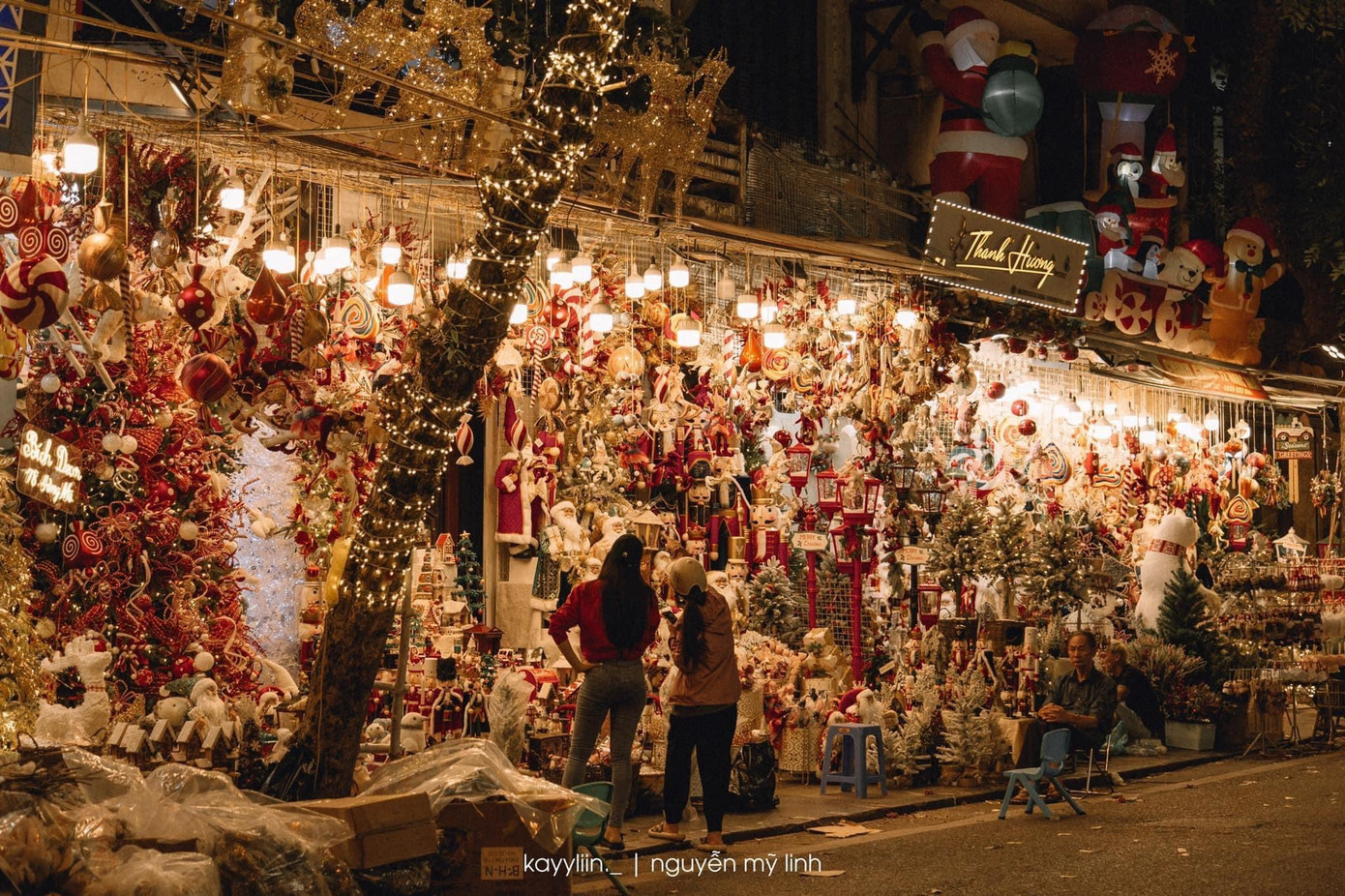 Không khí Giáng sinh đang tràn ngập trên phố Hàng Mã. Ảnh: @kayyliin