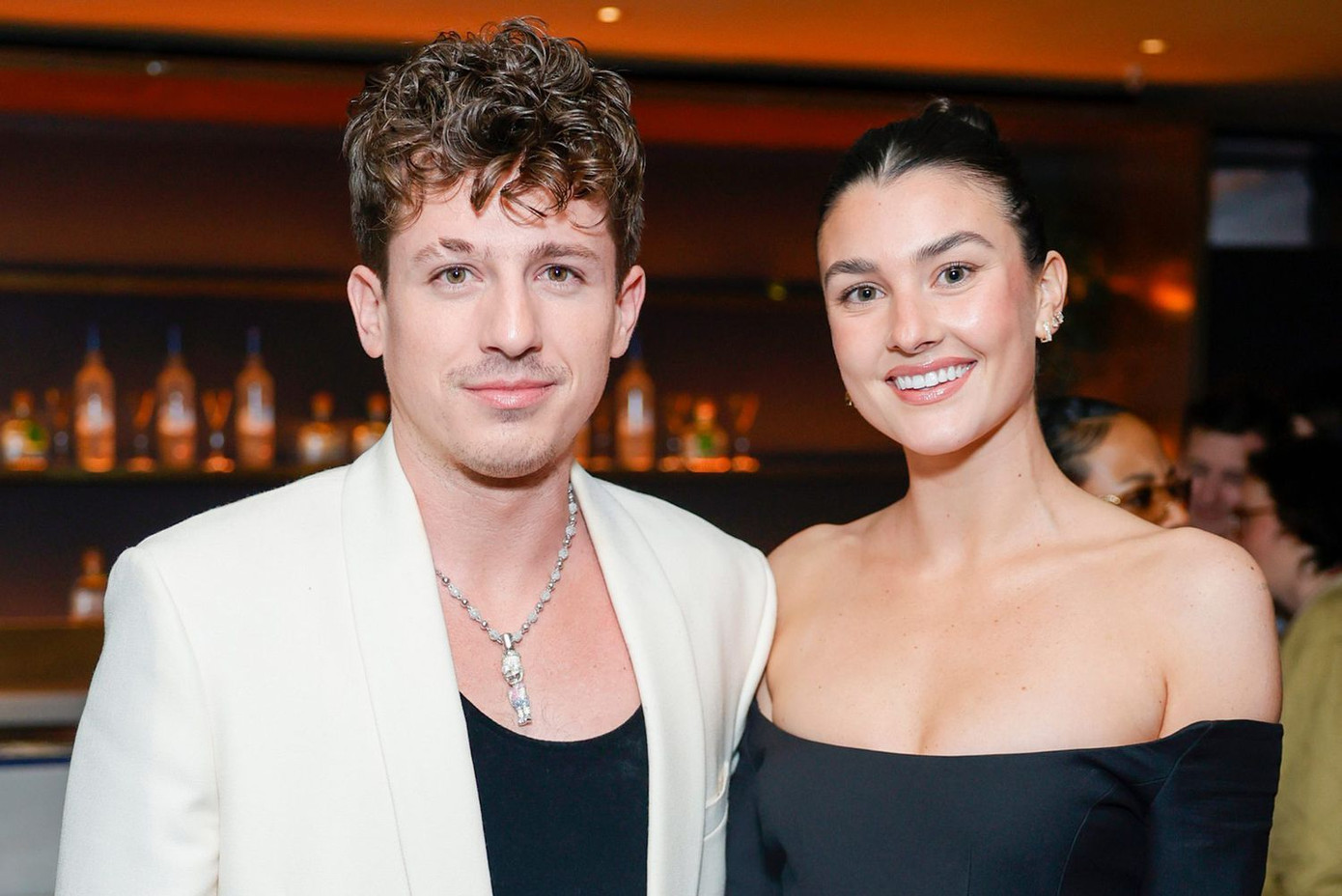 Charlie Puth và Brooke Sansone tại Pre-Grammy Gala 2023.