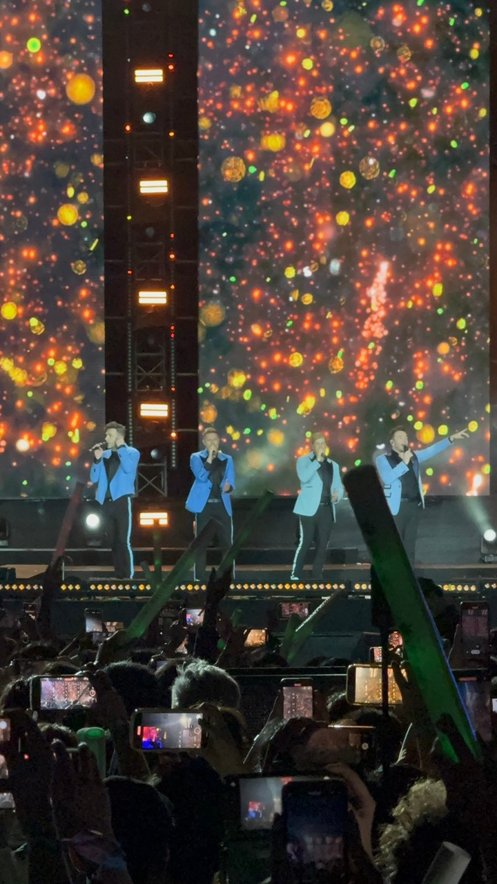 Westlife cực sung trong đêm đầu tiên diễn ở Việt Nam. Westlife cực sung trong đêm đầu tiên diễn ở Việt Nam.