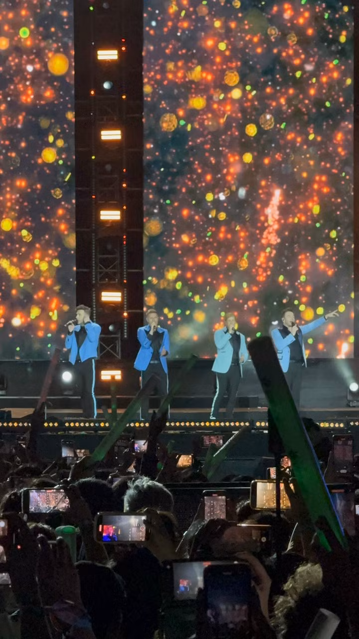 Westlife cực sung trong đêm đầu tiên diễn ở Việt Nam.