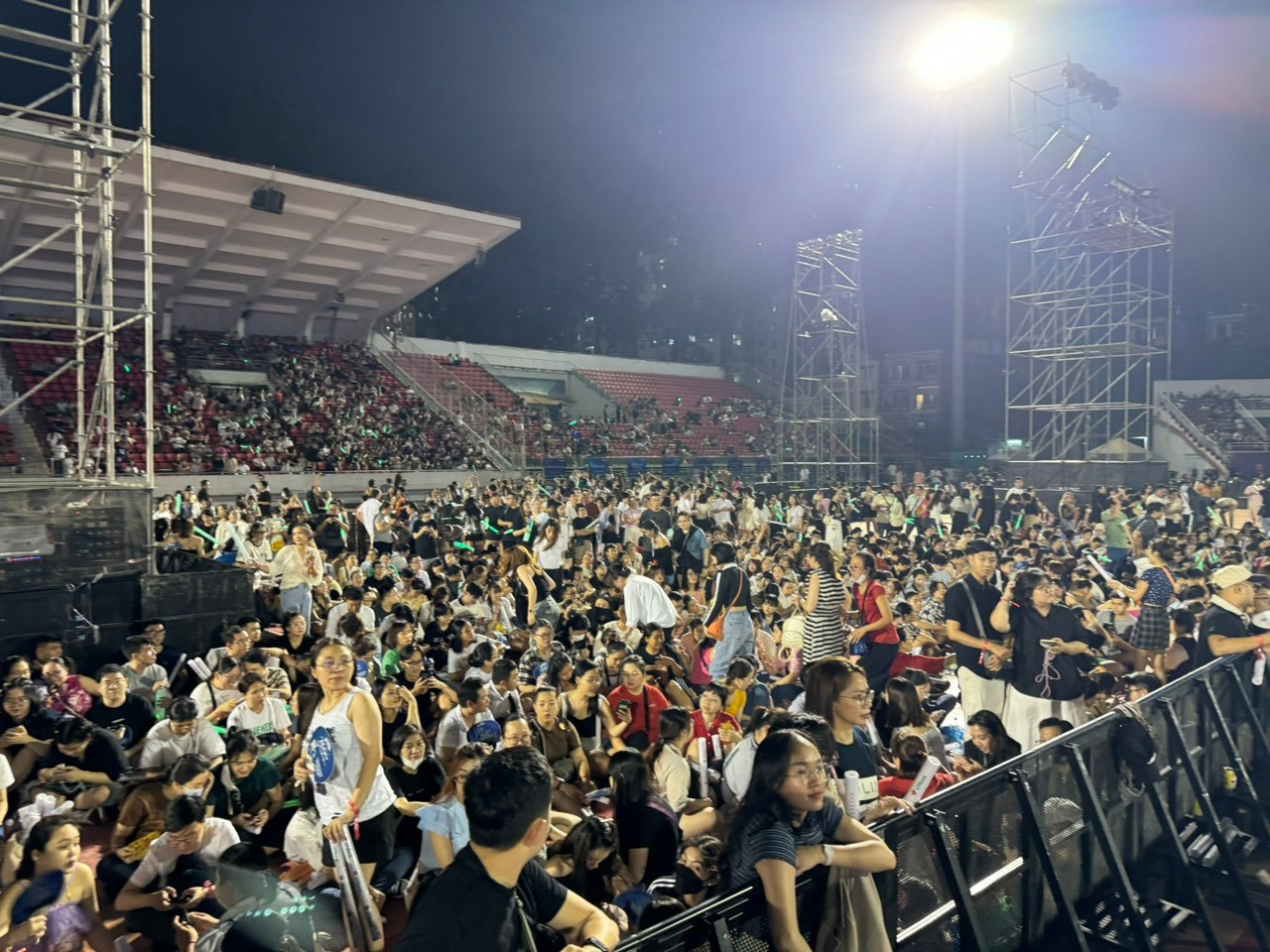 CAT 7 mở bán sau với giá thấp nhưng rất gần sân khấu. CAT 7 mở bán sau với giá thấp nhưng rất gần sân khấu.