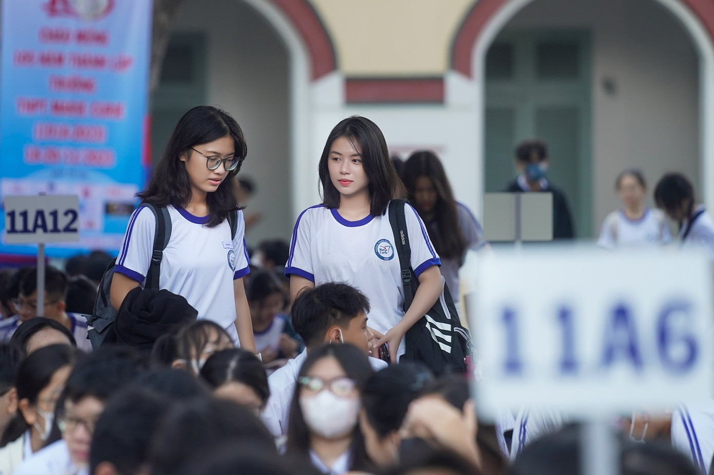 Teen THPT Marie Curie hào hứng đến tham dự lễ ra mắt từ sáng sớm. Teen THPT Marie Curie hào hứng đến tham dự lễ ra mắt từ sáng sớm.