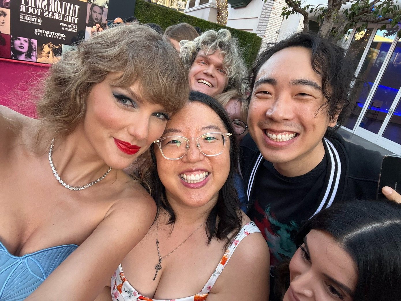 Taylor Swift chụp ảnh cùng fan.