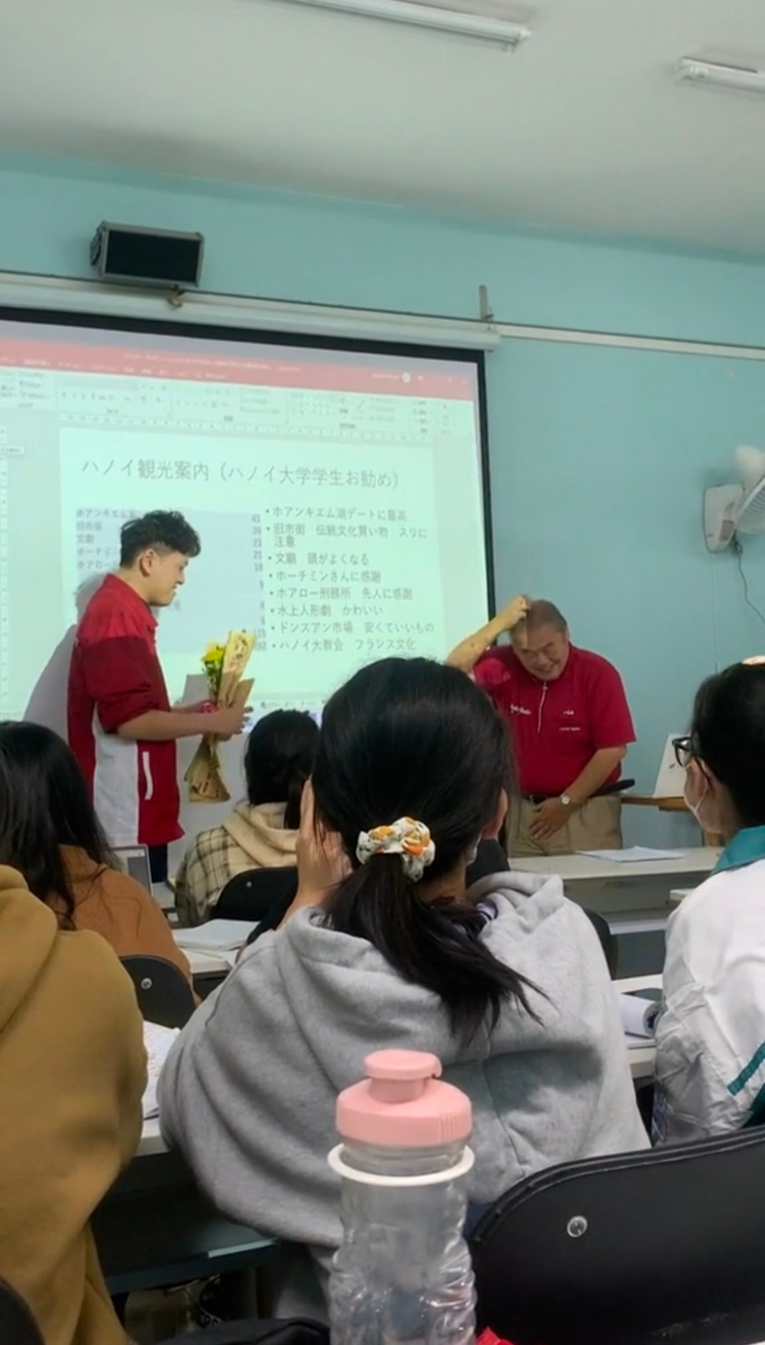 Biểu cảm e thẹn, gãi đầu của thầy giáo khiến cả lớp cười phá lên vì quá dễ thương, cư dân mạng cũng không khỏi bật cười. Biểu cảm e thẹn, gãi đầu của thầy giáo khiến cả lớp cười phá lên vì quá dễ thương, cư dân mạng cũng không khỏi bật cười.