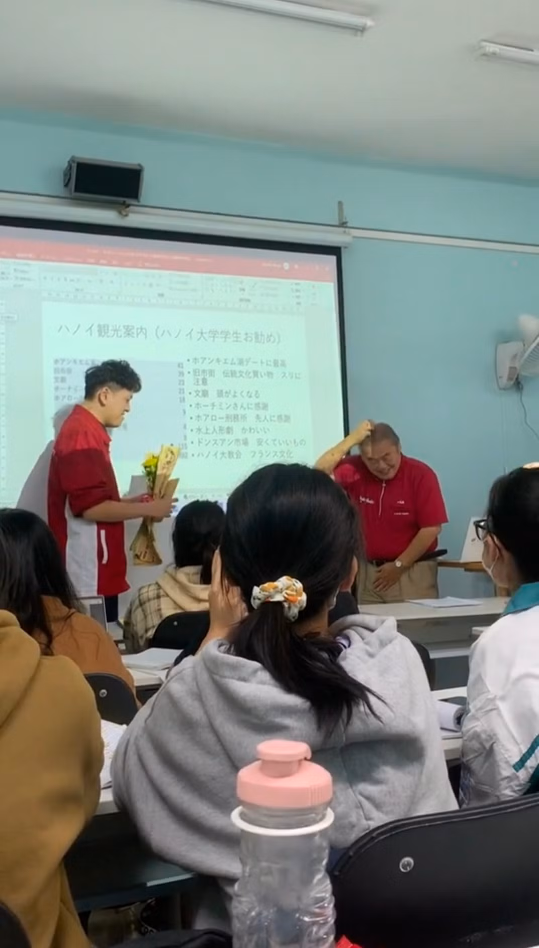 Biểu cảm e thẹn, gãi đầu của thầy giáo khiến cả lớp cười phá lên vì quá dễ thương, cư dân mạng cũng không khỏi bật cười.
