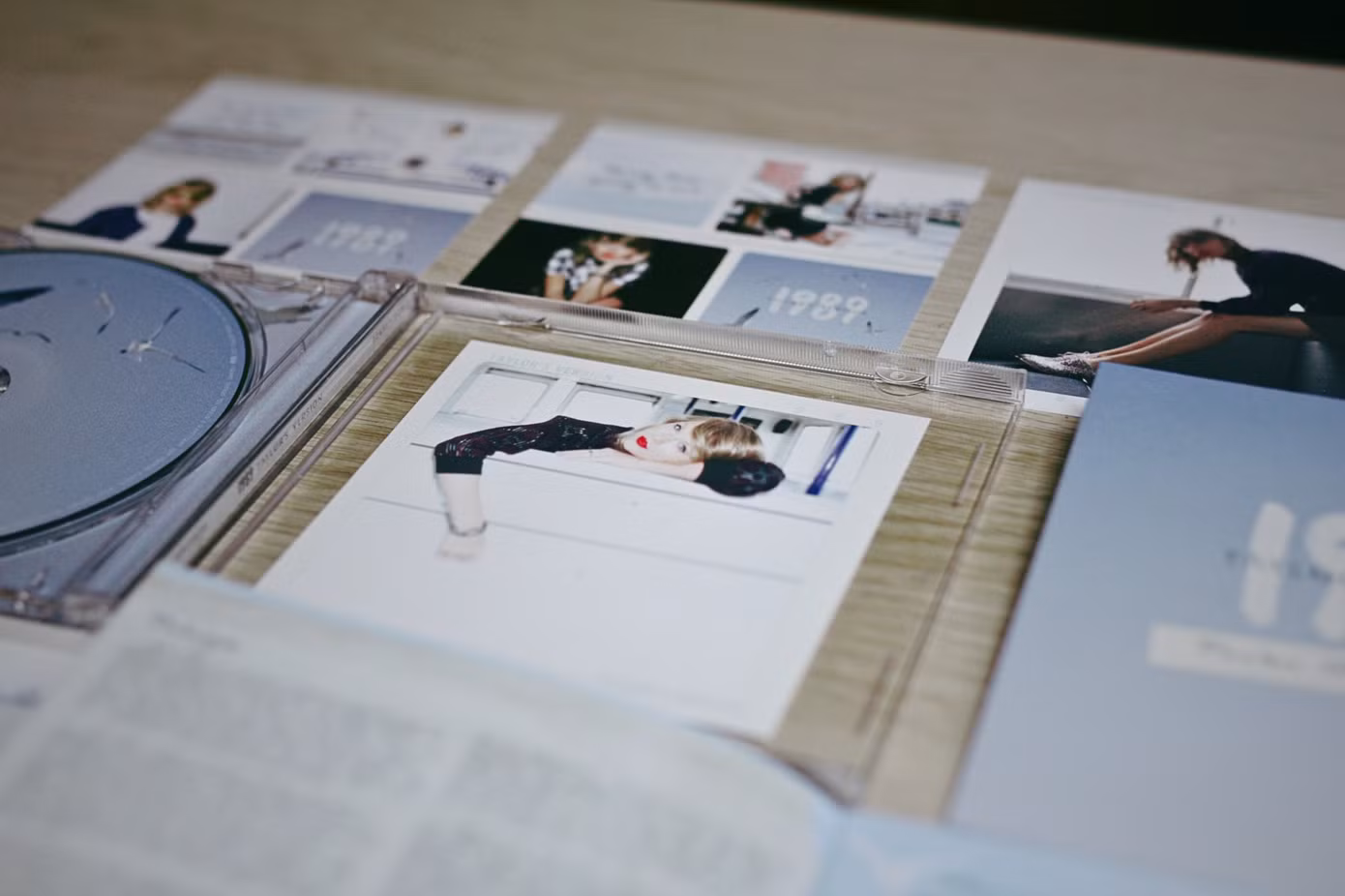 Mỗi phiên bản sẽ có 5 tấm hình polaroid của Taylor Swift. Ảnh: Minh Đức.